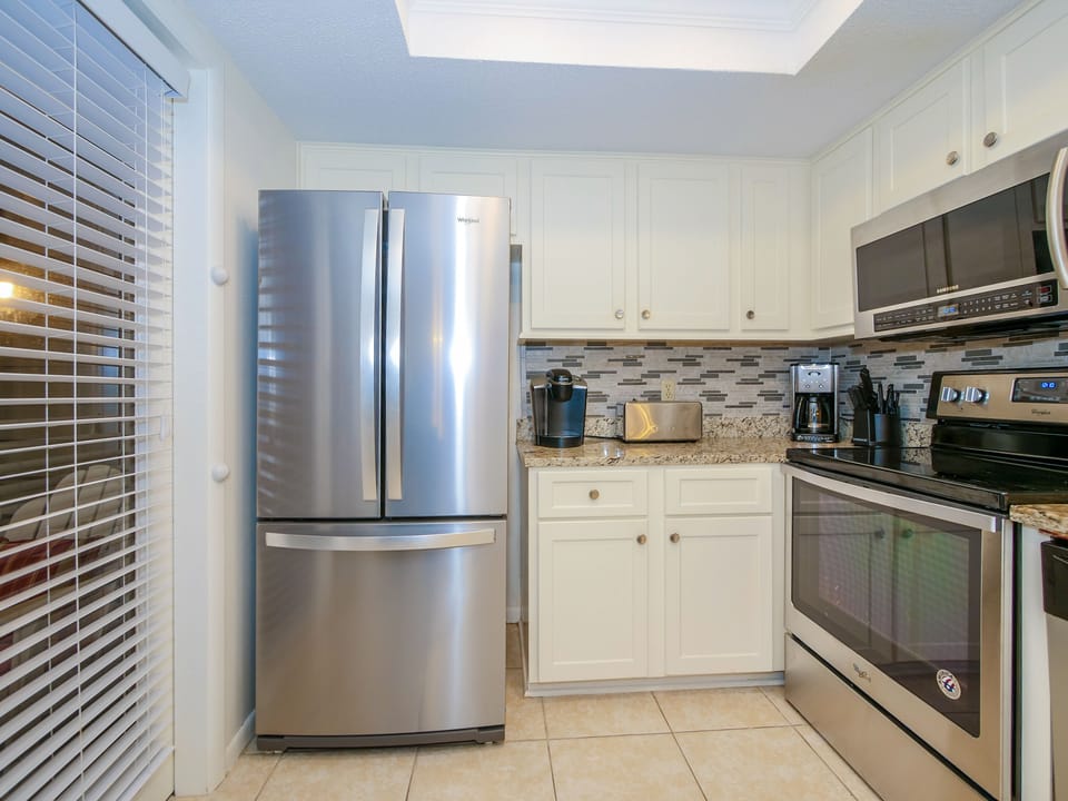 Ice Maker, many pots and frying pans to choose from. Stainless microwave!

