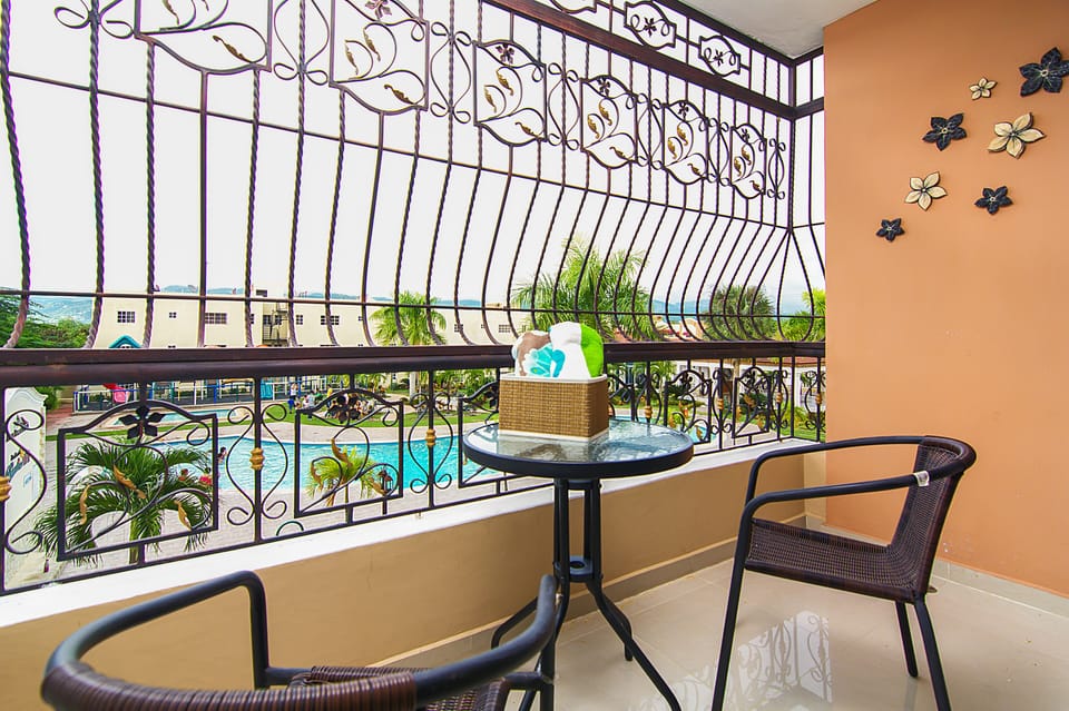 Best view from Rear Balcony/ Vista desde el Balcon.