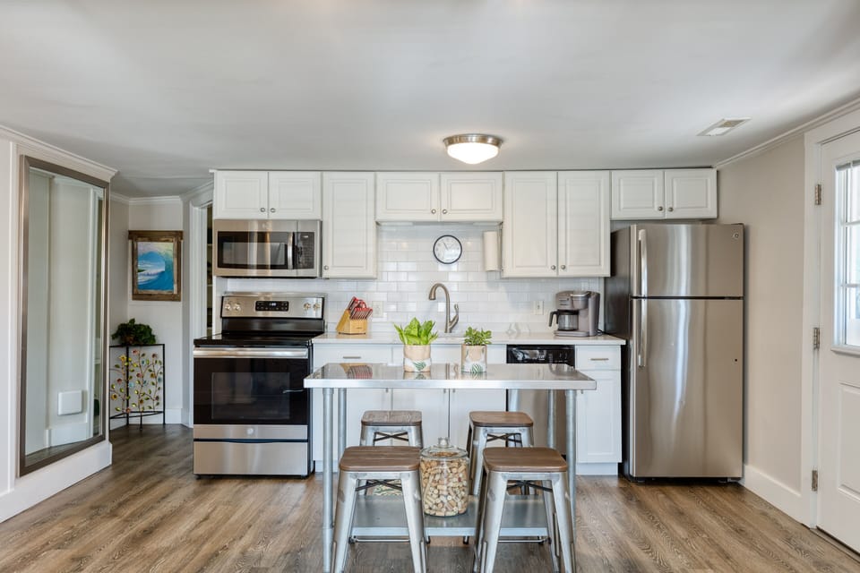 Full kitchen and dining room for feasts and morning coffee.