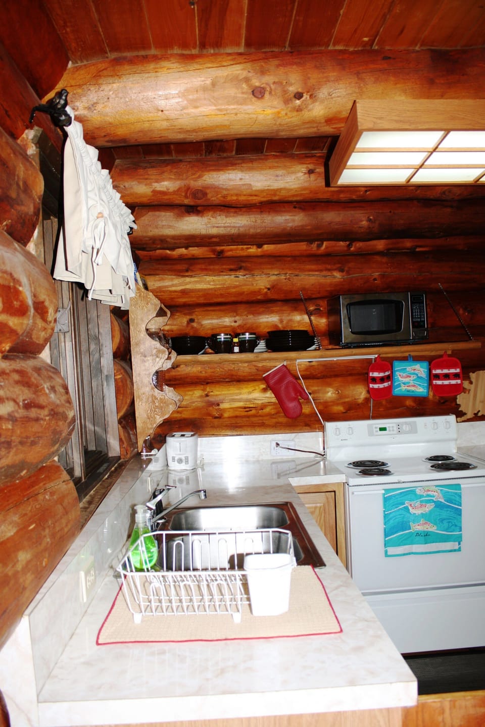 A view of the full kitchen.