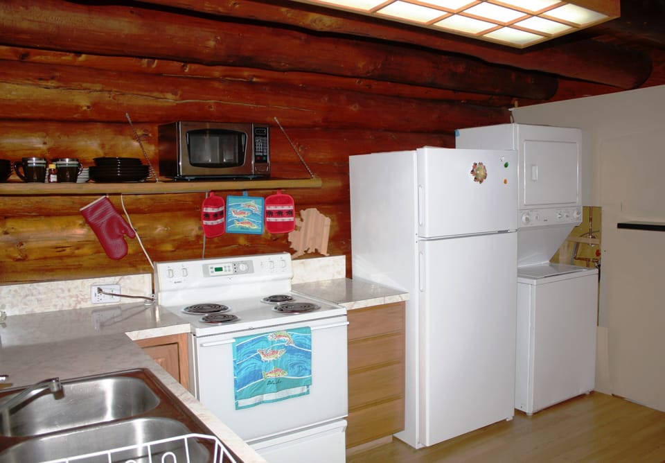 A view of the full kitchen with a stack-able washer/dryer unit available for use