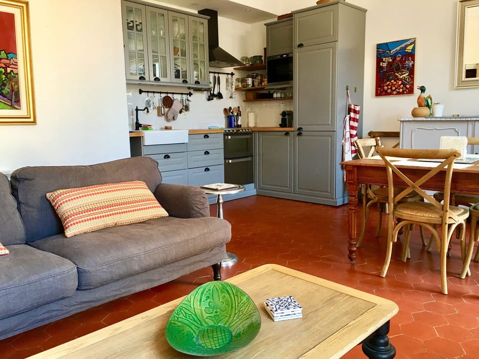 The Salon is the heart of Apt #2, where you can cook, eat and relax toghether.