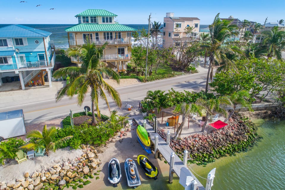 Private boat and fishing dock on the Indian River w/ kayaks, paddleboards & more
