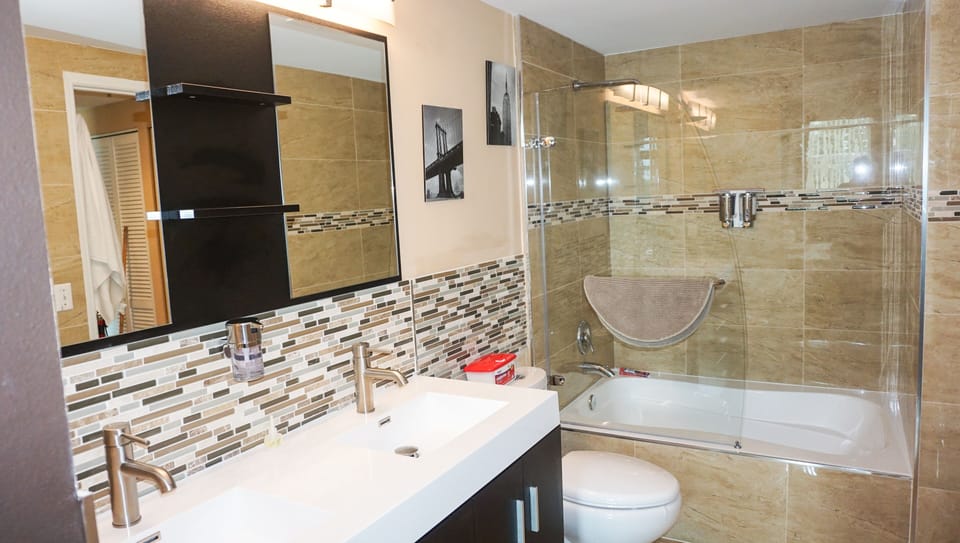 A private spa with a tropical rain shower awaits you...