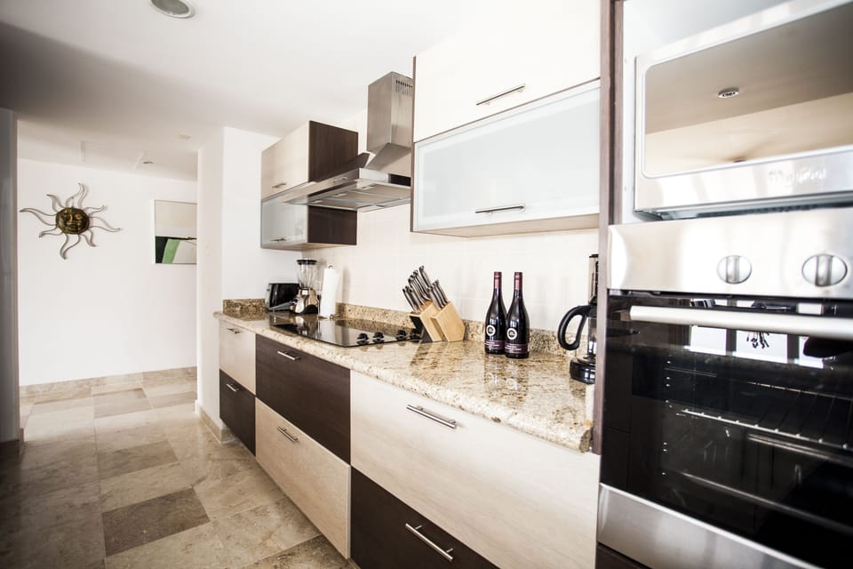 Kitchen w/ coffee mkr/blender/toaster/fridge/freezer/dishwasher/range/microwave