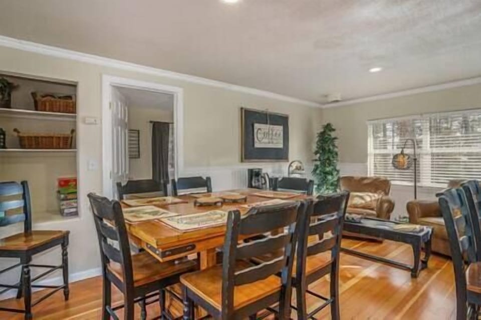 Kitchen table and sitting area