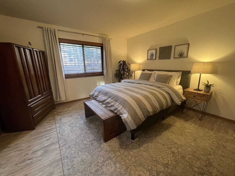 Master Bedroom (Queen Bed)