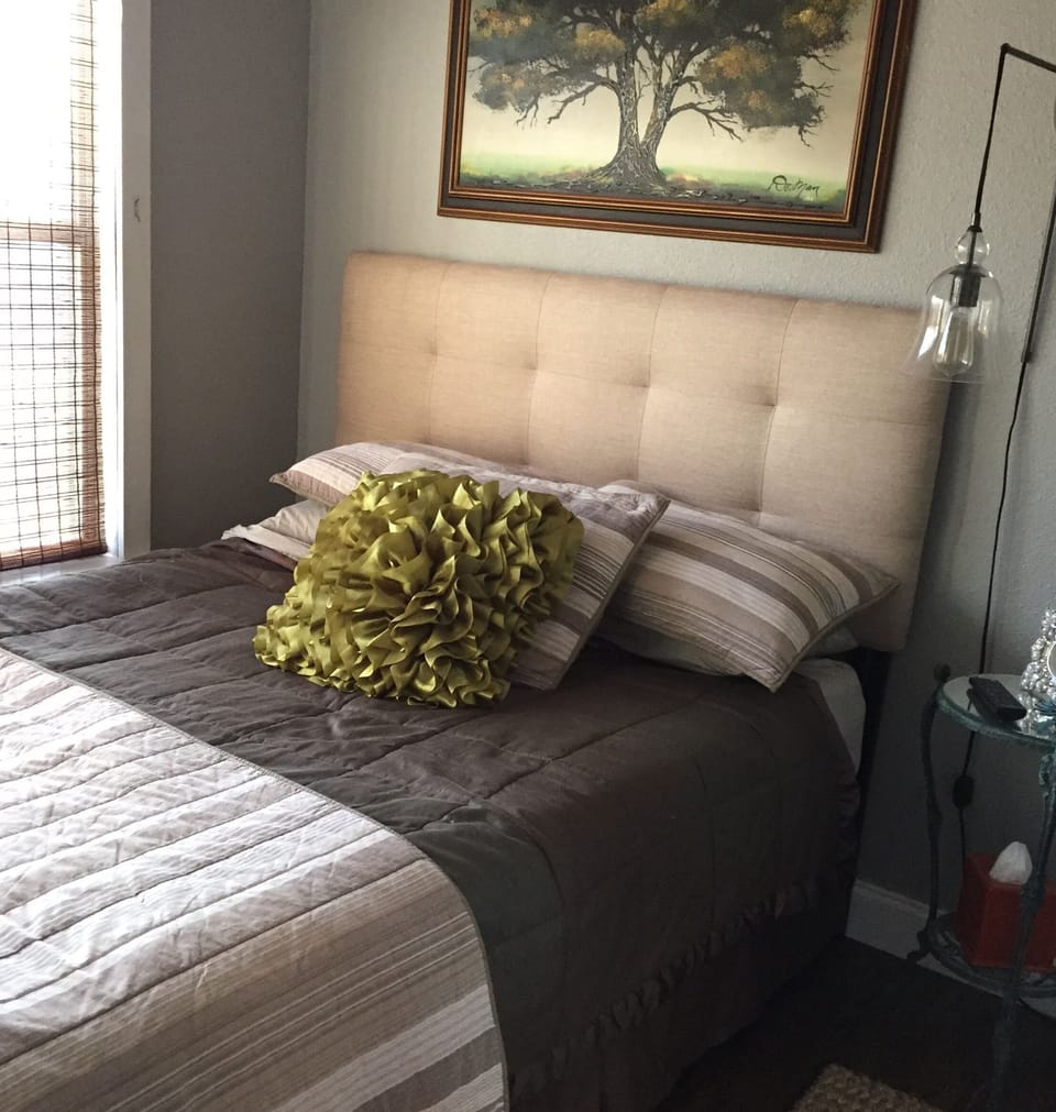 Queen back bedroom