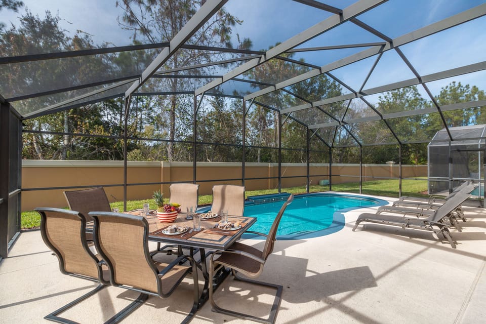 Private pool, enjoy the sun ! 