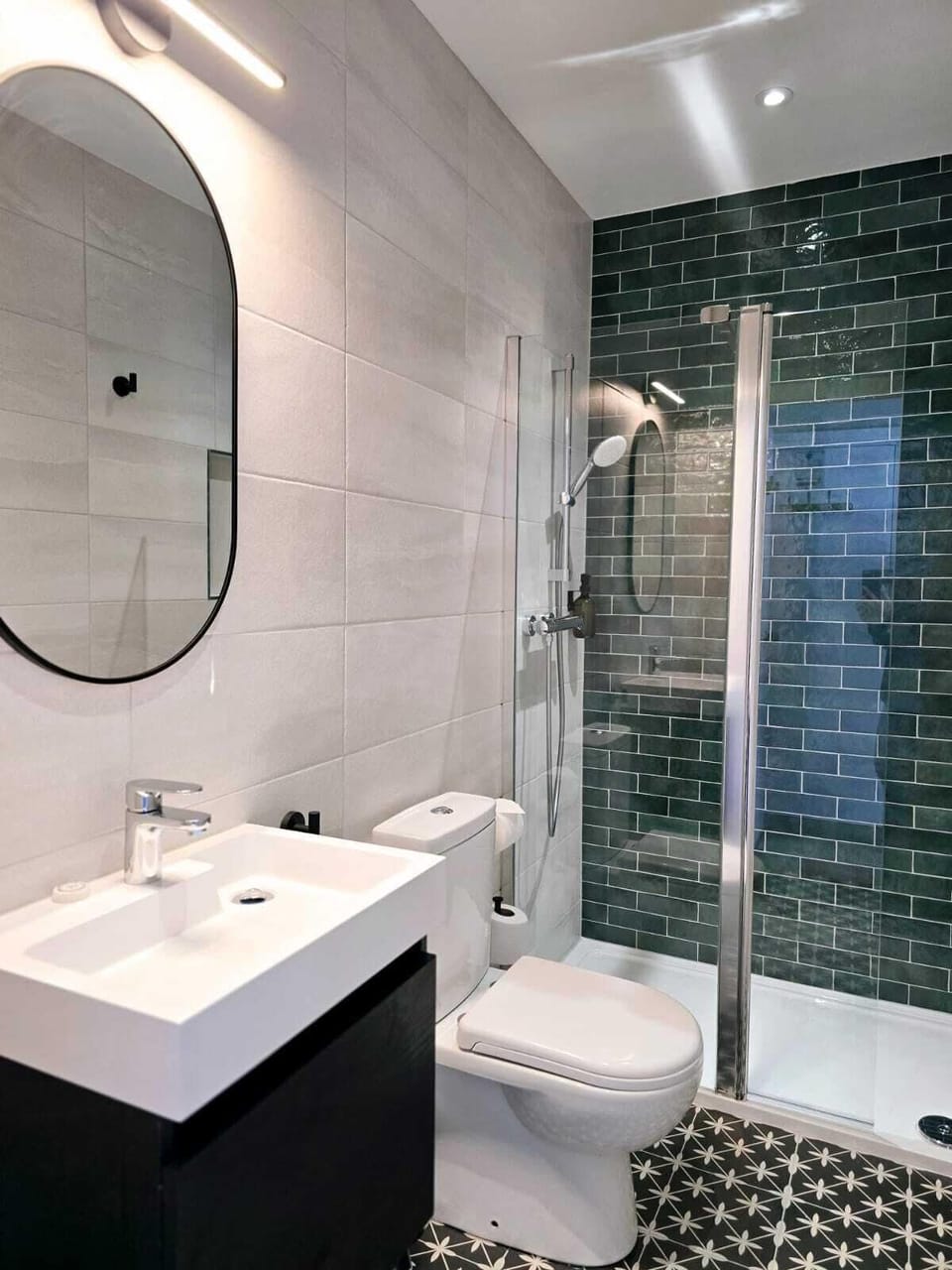 Twin Room, Ensuite | Bathroom | Shower, hair dryer, towels, soap