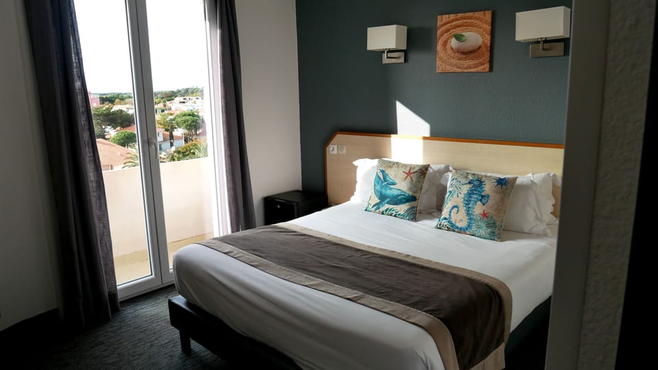 Comfort Double Room, Mountain View | In-room safe, desk, iron/ironing board, free WiFi