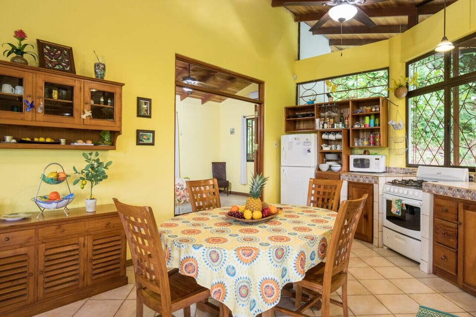 Kitchen/Dining Areas