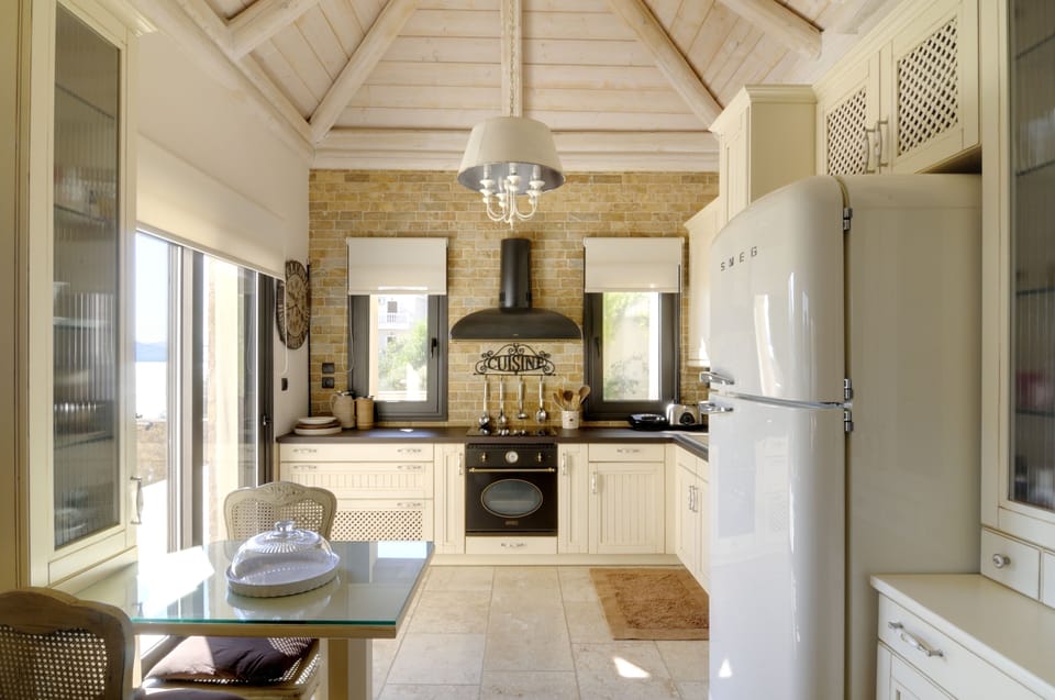 The fully equipped kitchen