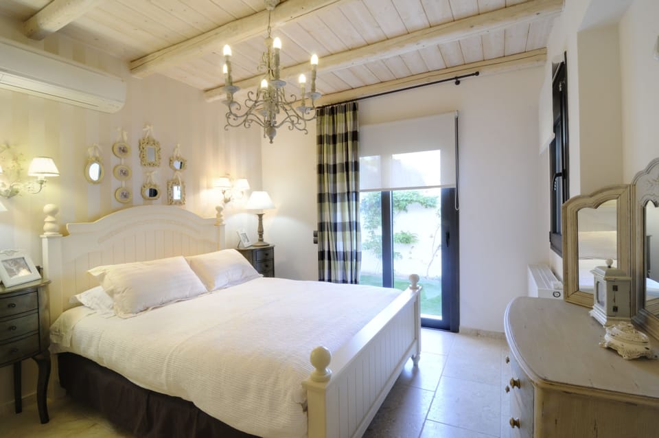 The ground floor bedroom.
