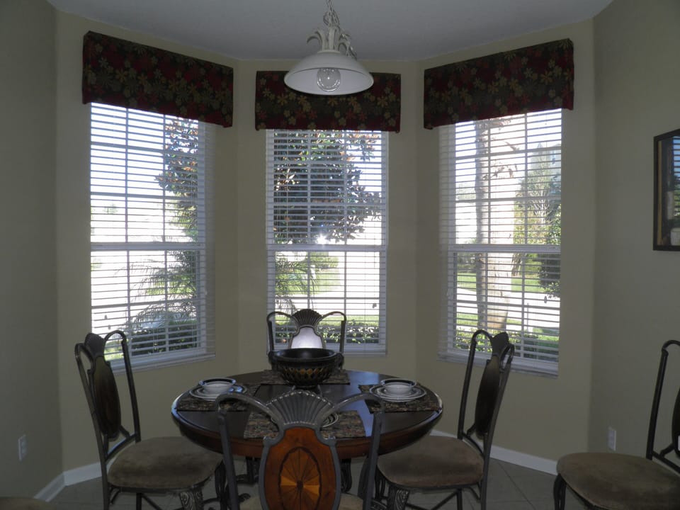 Breakfast/Nook Table - 6 people seating