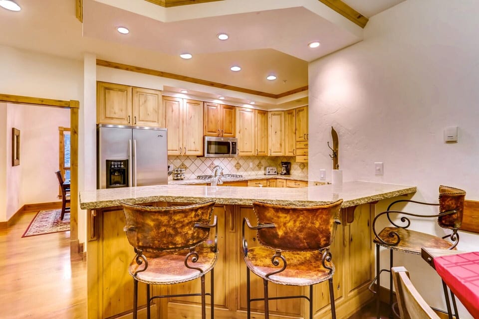 Kitchen, Bartop Seats Three