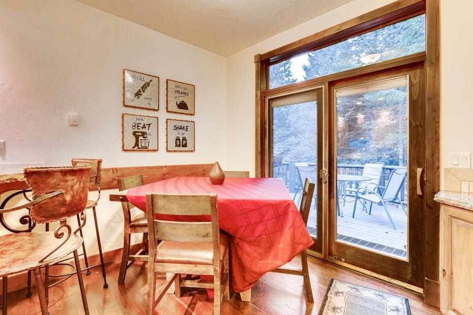 Kitchen, Breakfast table Seats Four