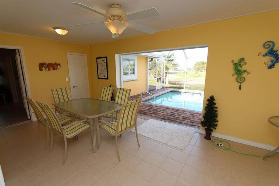 Vacanza Rentals - Villa Bonita dining area 2