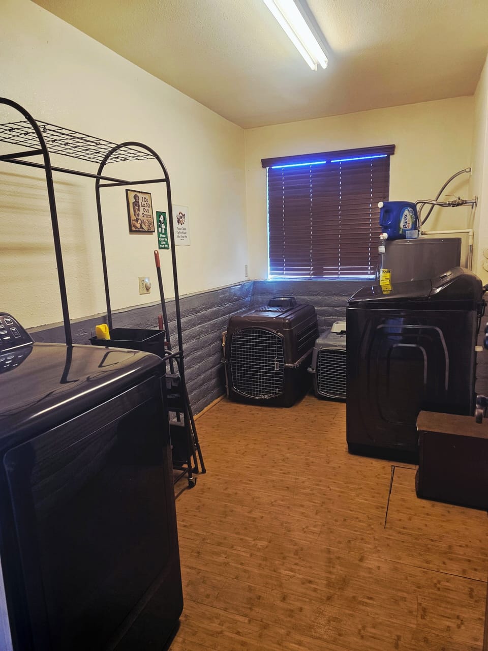 Seperate laundry/ mud room. extra large capacity W/D. Exlarge & medium crates.