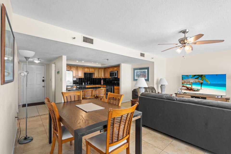 Views of the dining area which seats up to 6 guests.