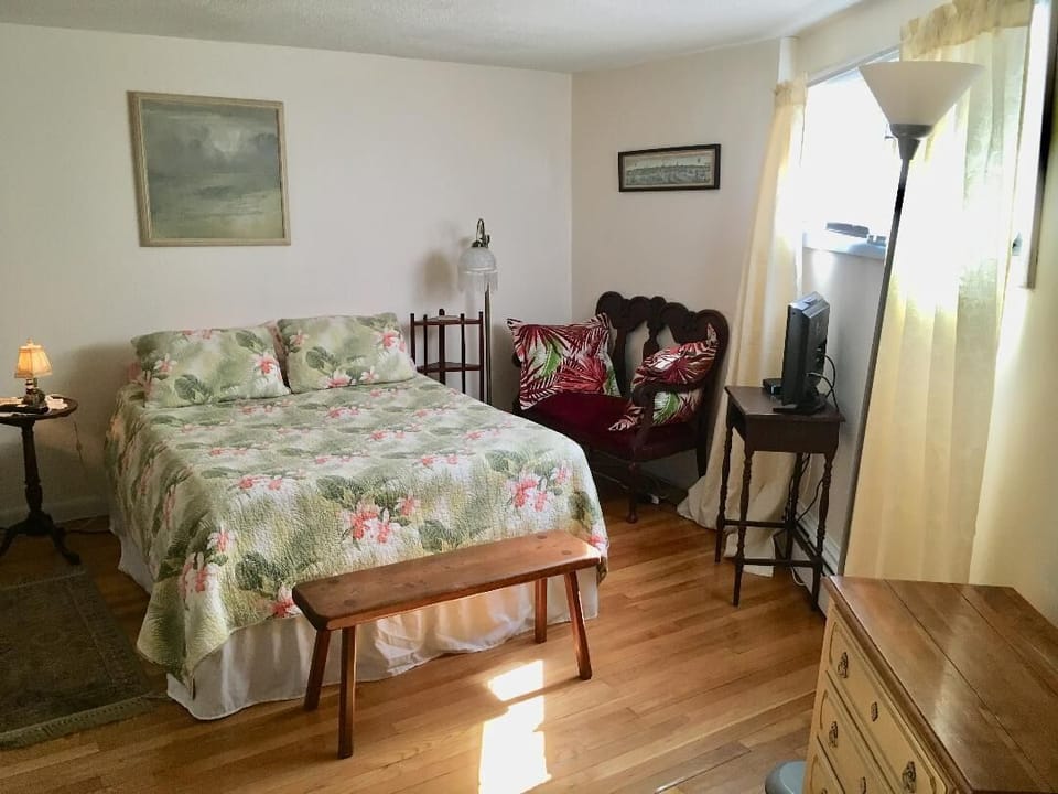 Queen bedroom.