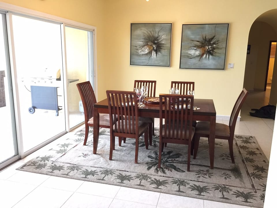 Dining area, with balcony overlooking Chalk Sound