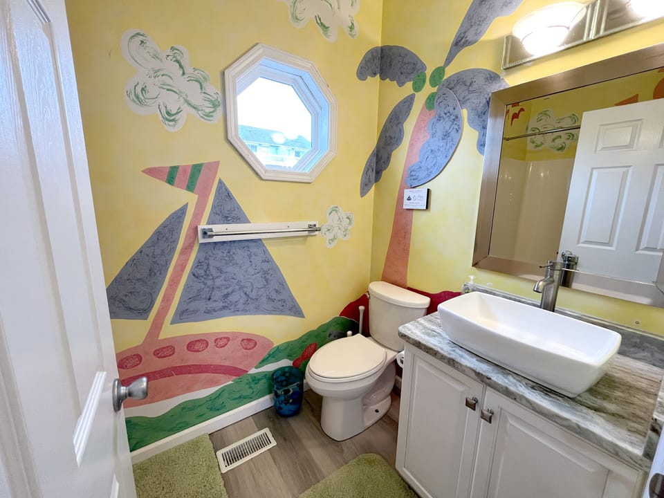 Main floor full bath with shower/tub combo.