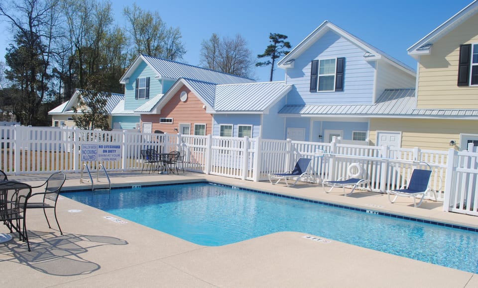 Beauitiful swimming pool in the neighborhood. 100 FEET AWAY