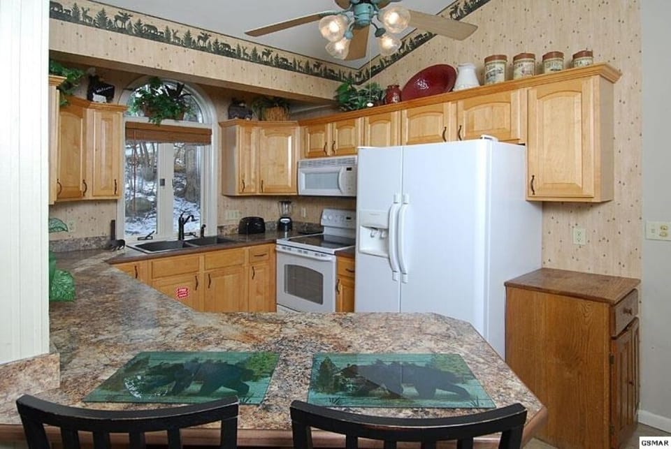 Fully equipped kitchen - toaster, blender, coffee maker, microwave
