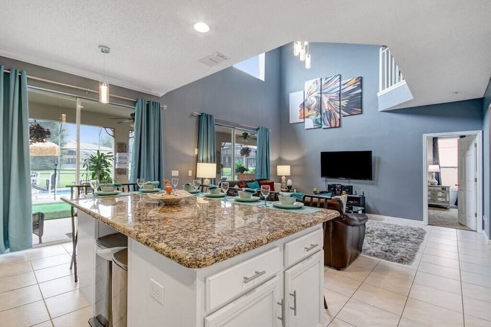 Eat in Kitchen with dining for 6