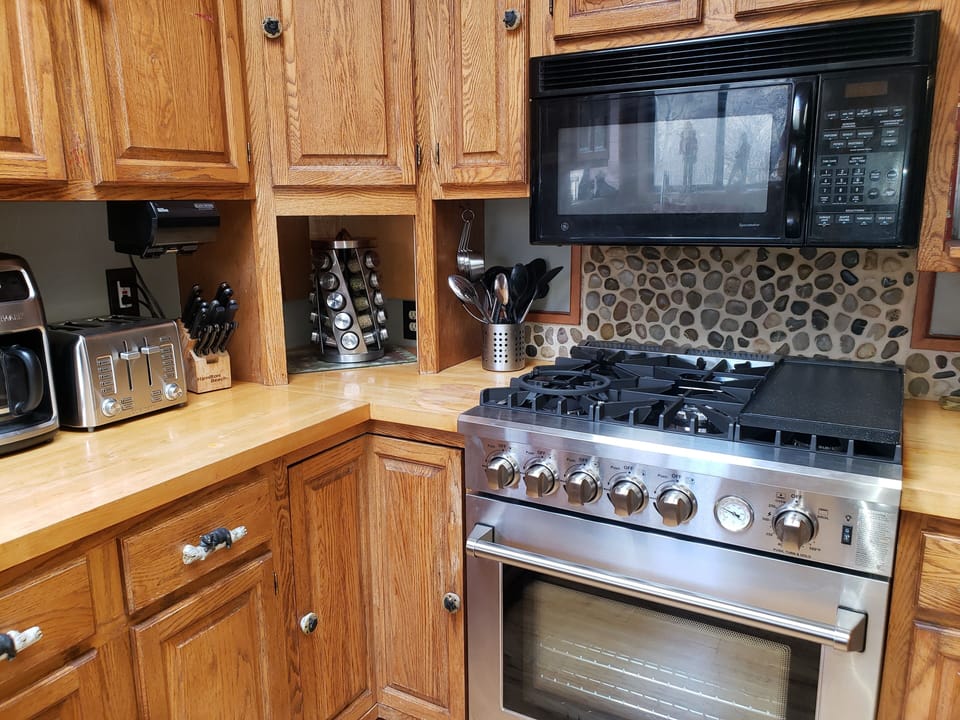 https://www.youtube.com/watch?v=7vw7Pv2JVOU&t=33s  5 Burner stove w/ griddle.