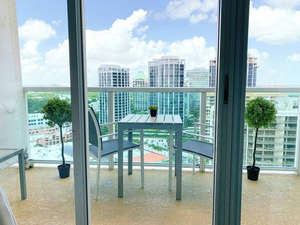 Balcony with ocean, marina and city views - always something nice day or night.Coffee in the morning and cocktails in the evening!