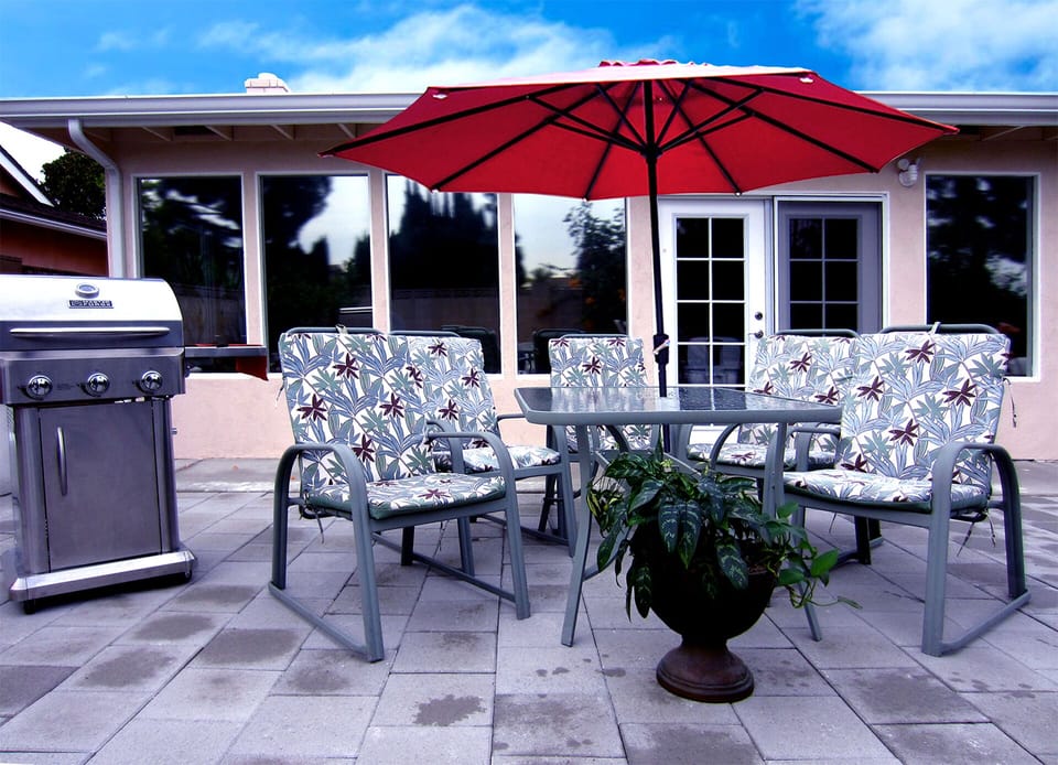 Super clean and cozy backyard w/spa/BBQ/20seats/deck chairs/swing chairs/toys