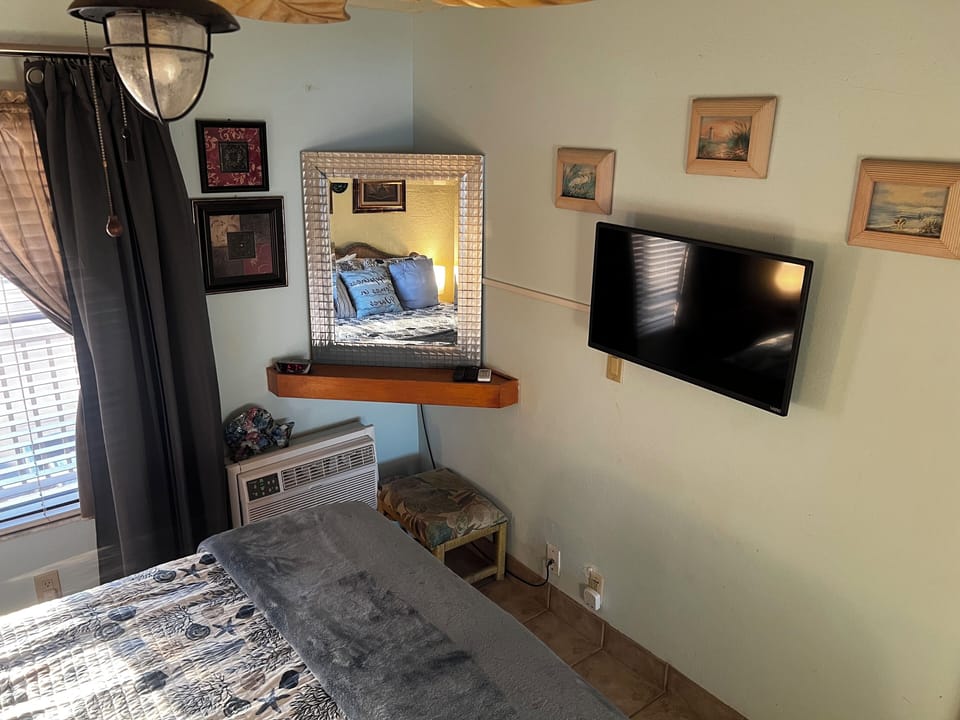 Queen size pillowtop mattress, Sunset view, comfortable linens. Flatscreen TV