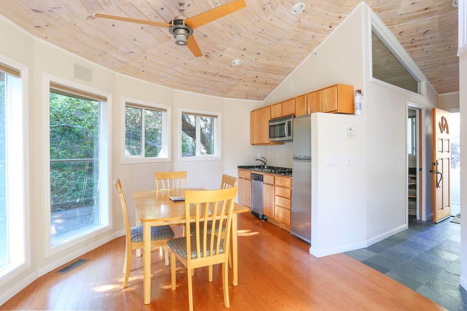 4 people can dine comfortably while gazing out to the bay and oak tree forest.