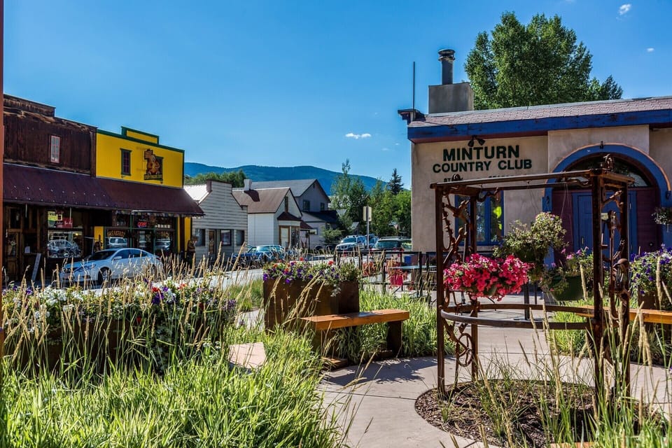 The apartment is located in the heart of the Restaurant district.