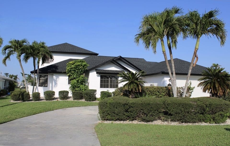 Spacious 6 bed/3 bath villa in upscale Savona neighborhood. Circular driveway.