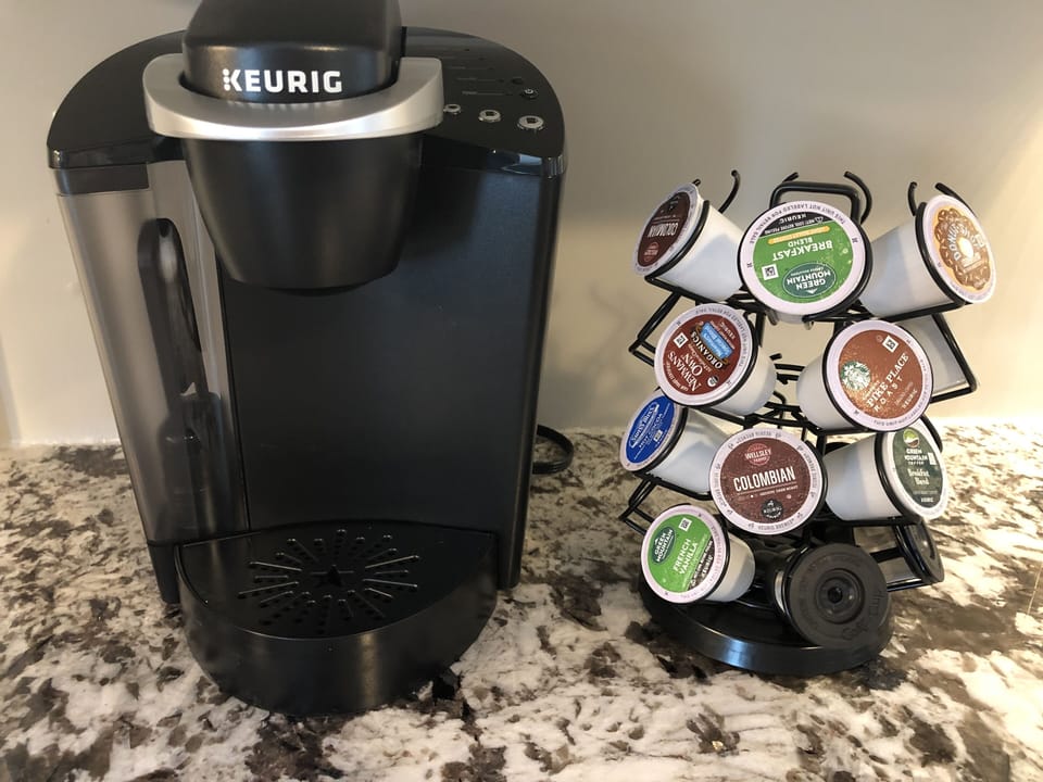 Keurig coffee pot with starter set of pods.