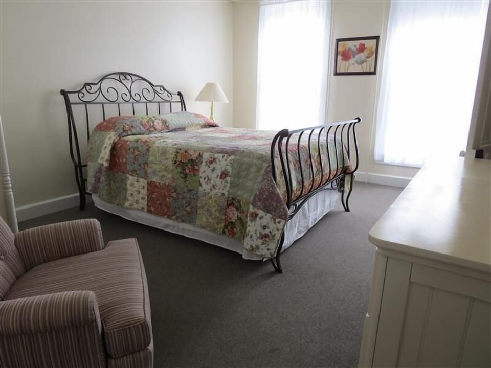 Bedroom 2 - Queen bed