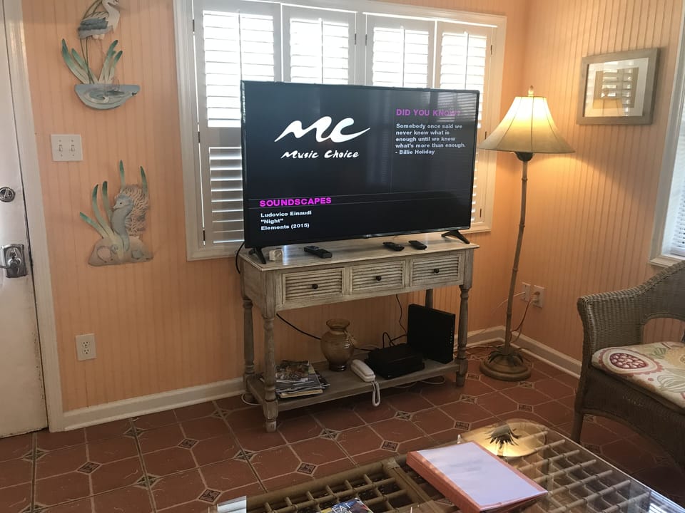 Smart TV with X1 cable. Wi-Fi is up to 800 Mbps.