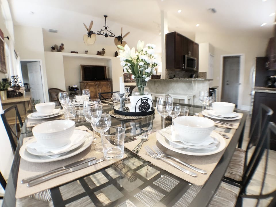 Dinning for 8 people.
