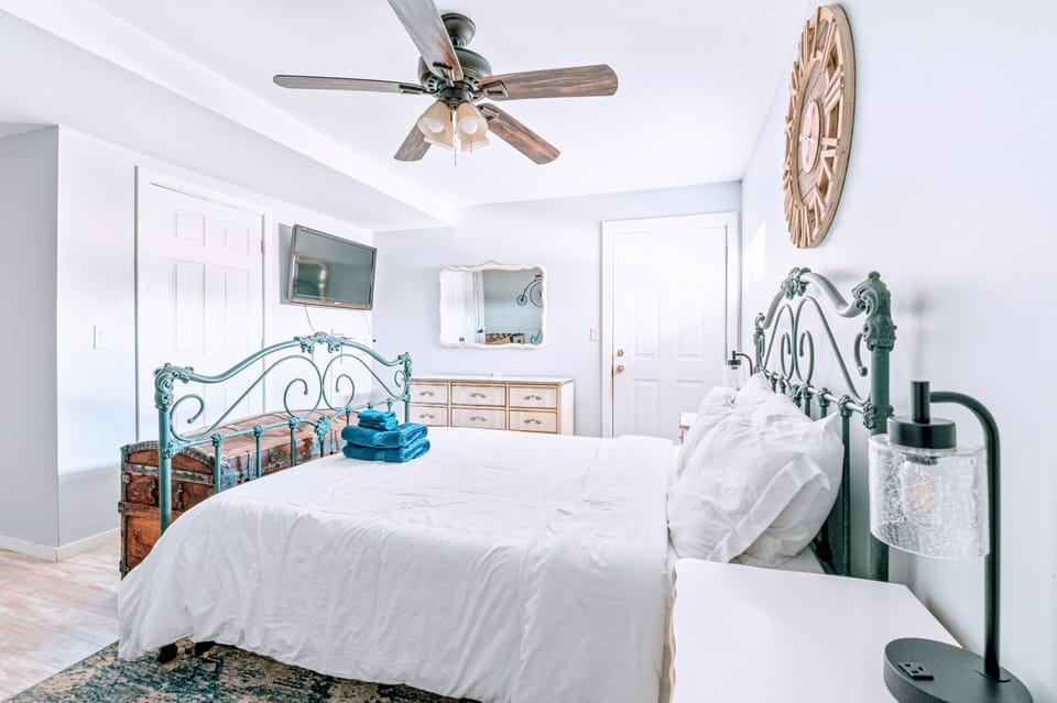 Primary Queen Bedroom with Fire TV stick and touch lamps w/USB charging station!