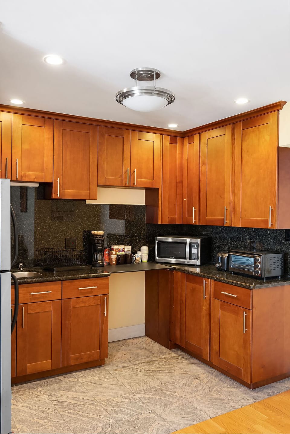 Modern, well-supplied kitchenette