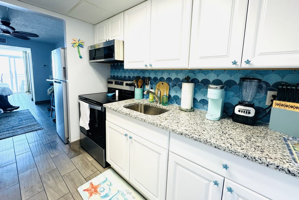 Extended full kitchen cabinets, granite countertops, stainless steel appliances