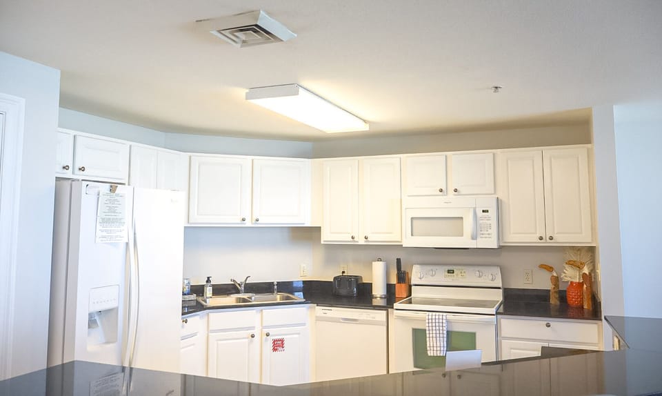 Fully equipped kitchen to cook, dine, and savor your beachside meals. 