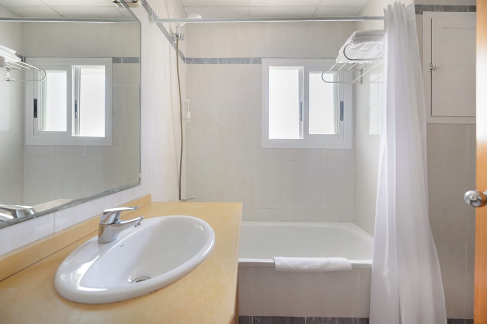 Combined shower/tub, towels
