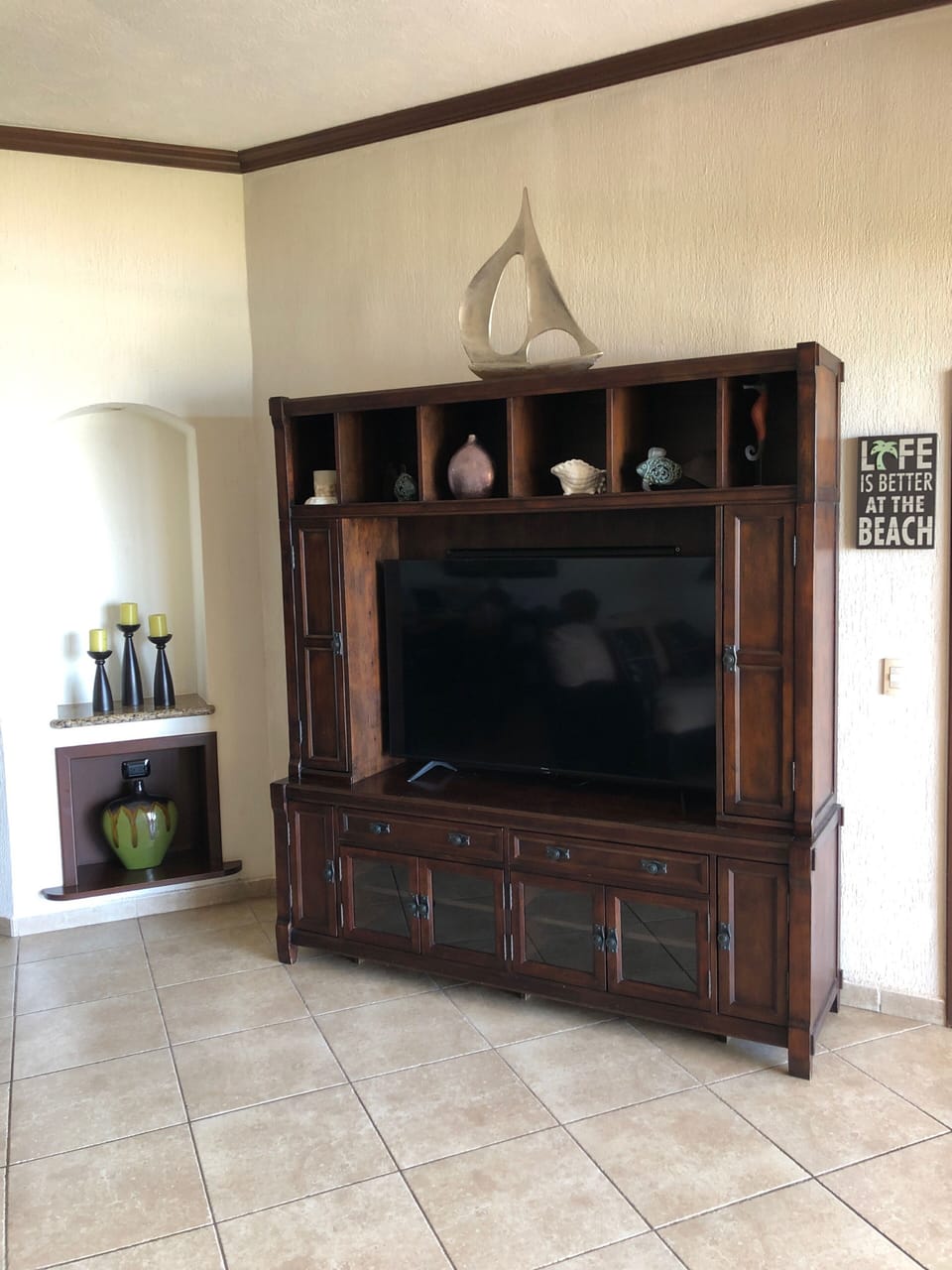 Large size smart TV in living area. Netflix is included. 