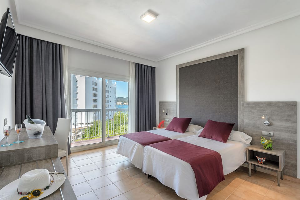 In-room safe, WiFi (free)