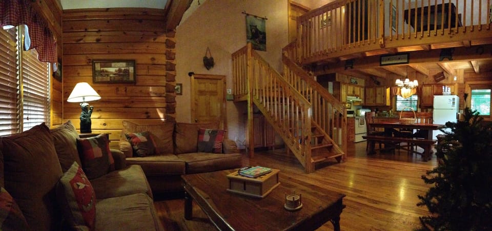 Large open area, comfortable for family gatherings!