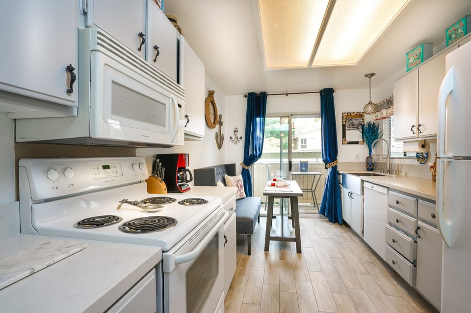 Spacious Kitchen, farmhouse sink, Quartz countertops